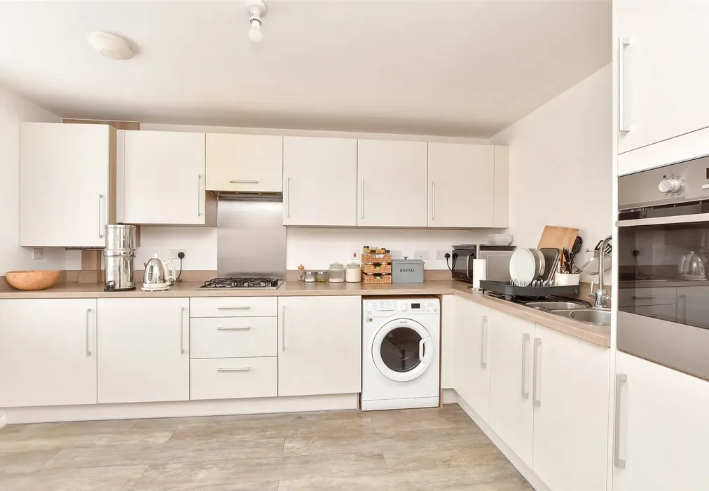 Kitchen - Bourne Avenue, Horley, Surrey - Wards of Kent