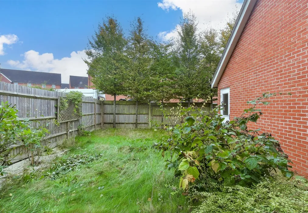 Rear Garden - Bourne Avenue, Horley, Surrey - Wards of Kent