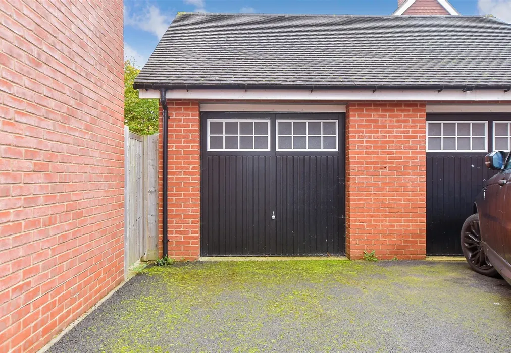 Garage - Bourne Avenue, Horley, Surrey - Wards of Kent