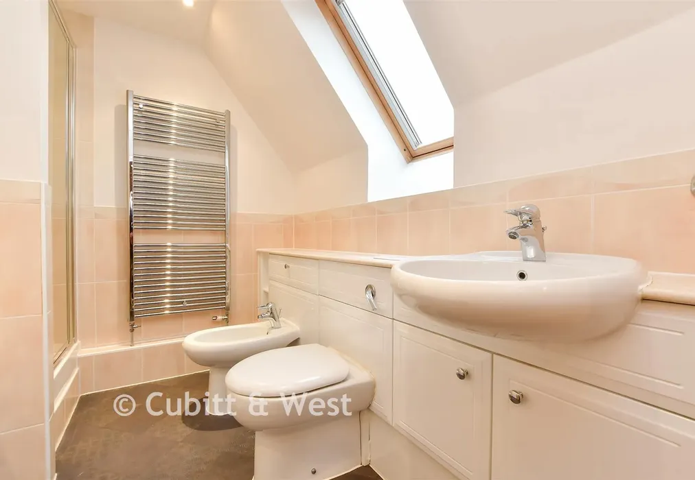 En-Suite Bathroom - Wray Park Road, Reigate, Surrey - Wards of Kent