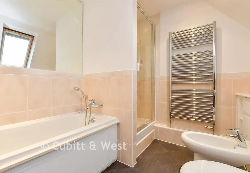 En-Suite Bathroom - Wray Park Road, Reigate, Surrey - Wards of Kent