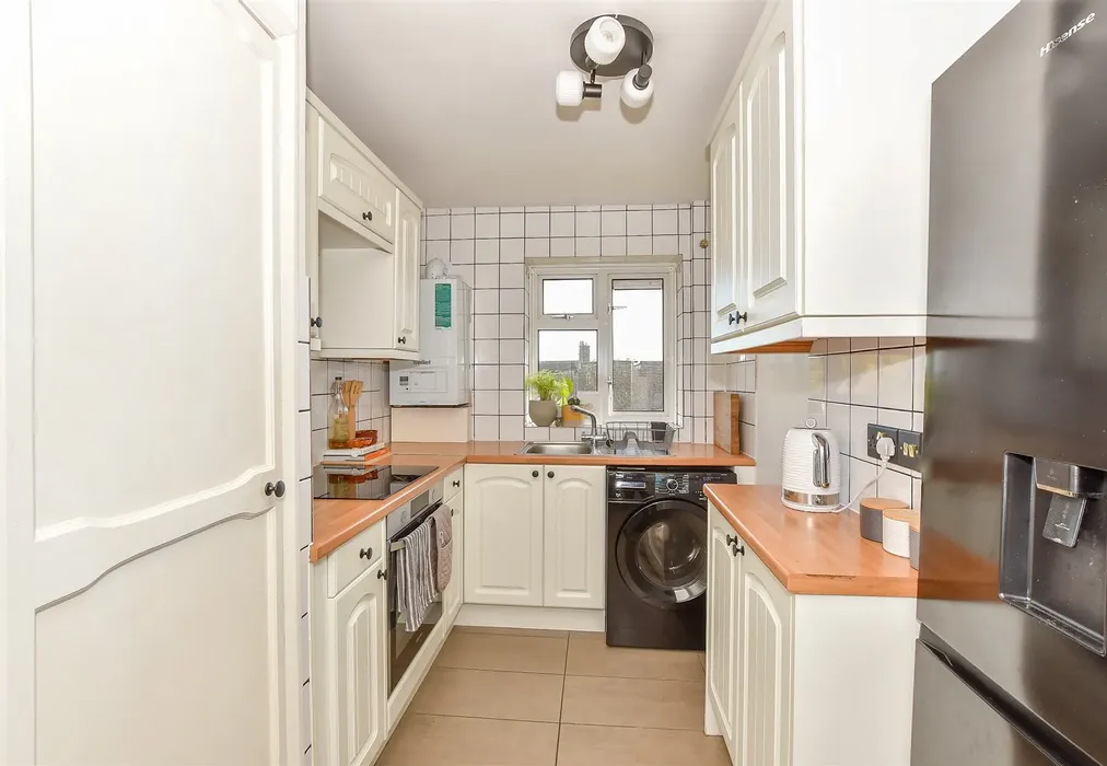 Kitchen - Brokes Way, Tunbridge Wells, Kent - Wards of Kent