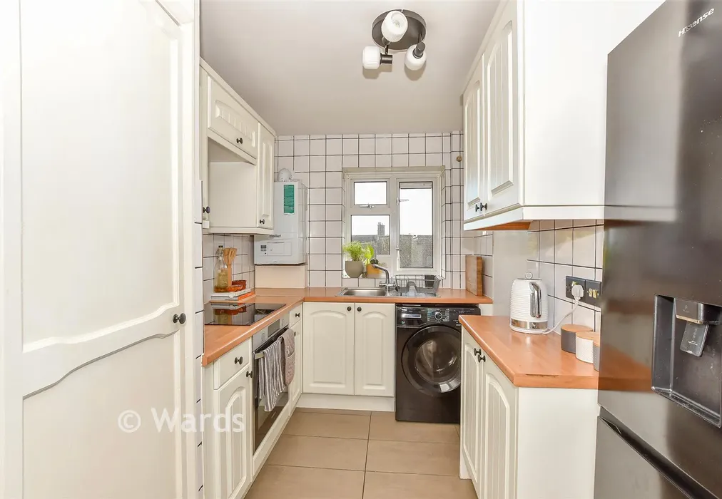 Kitchen - Brokes Way, Tunbridge Wells, Kent - Wards of Kent