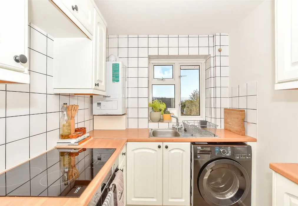 Kitchen - Brokes Way, Tunbridge Wells, Kent - Wards of Kent