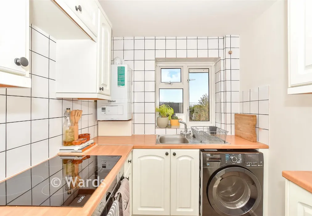 Kitchen - Brokes Way, Tunbridge Wells, Kent - Wards of Kent
