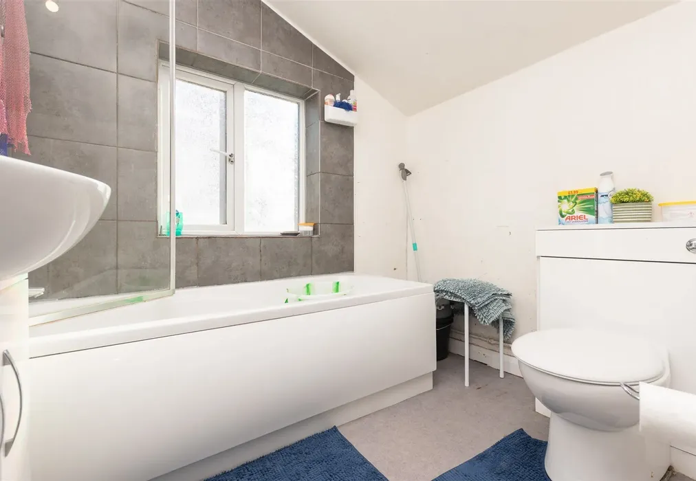 Bathroom - Institute Road, Chatham, Kent - Wards of Kent