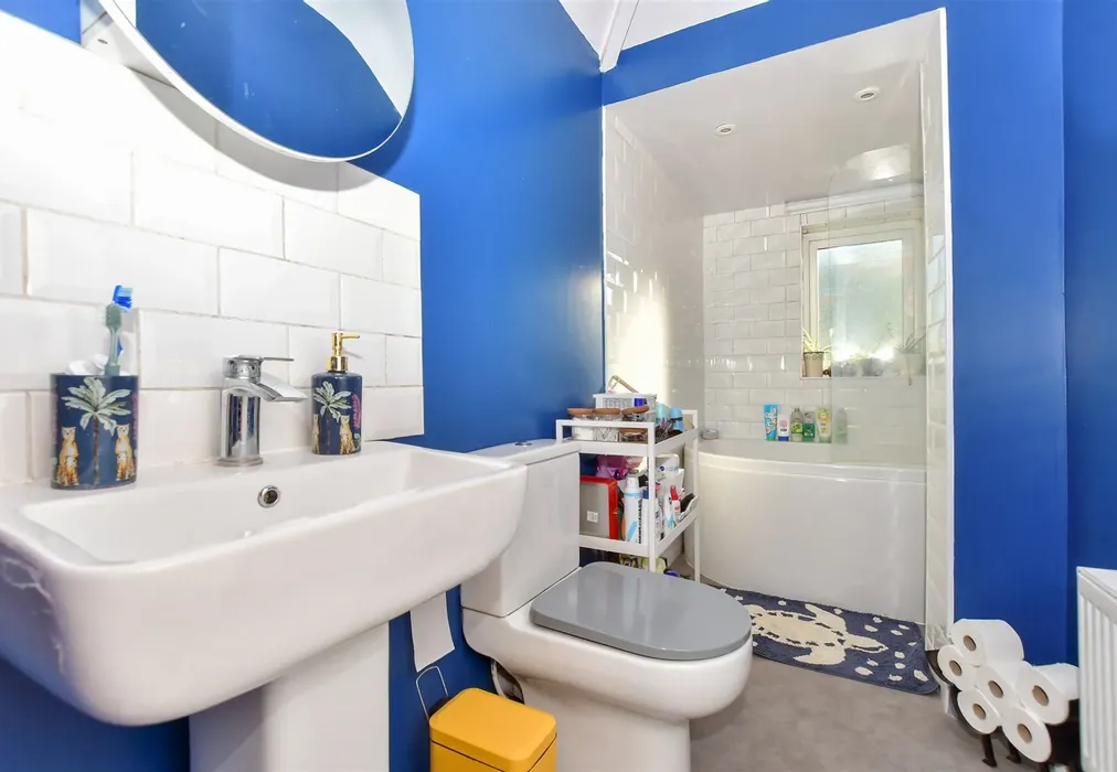 Bathroom - Mayers Road, Walmer, Deal, Kent - Wards of Kent