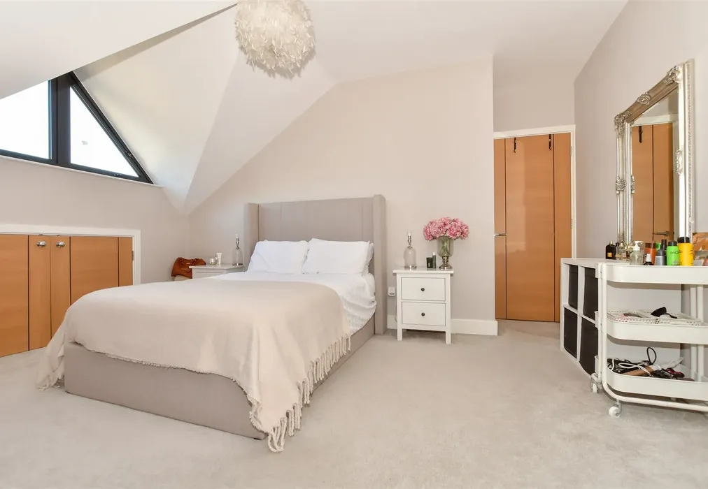 Bedroom 1 - Crabble Hill, Dover, Kent - Wards of Kent