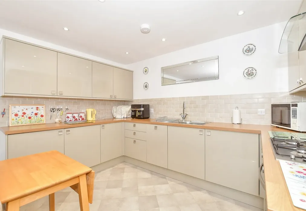 Lounge/ Kitchen - Fitzroy Street, Sandown, Isle of Wight - Wards of Kent