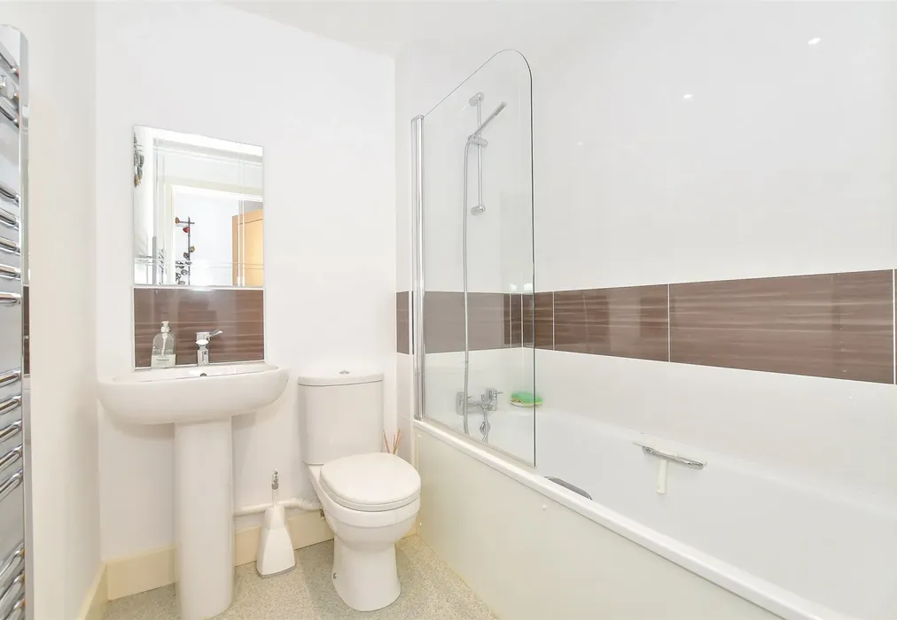 Bathroom - Fitzroy Street, Sandown, Isle of Wight - Wards of Kent