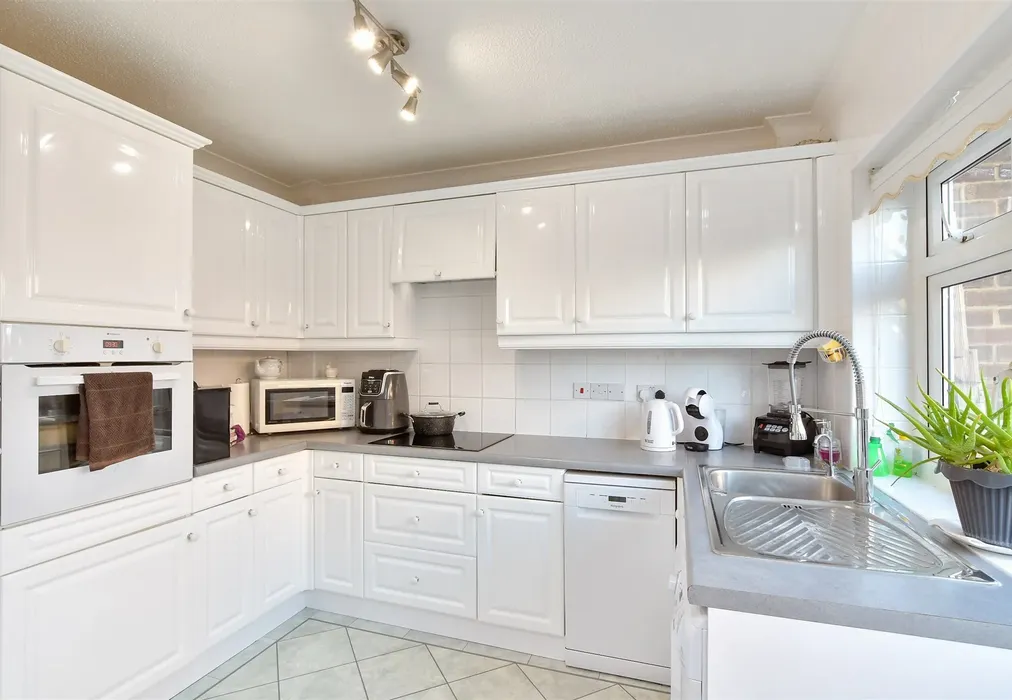 Kitchen - Rotherfield Crescent, Hollingbury, Brighton, East Sussex - Wards of Kent