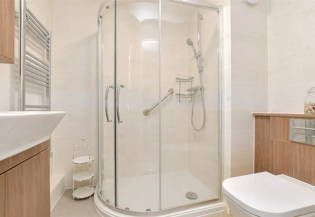 En-Suite Shower Room - Cheam Road, Sutton, Surrey - Wards of Kent