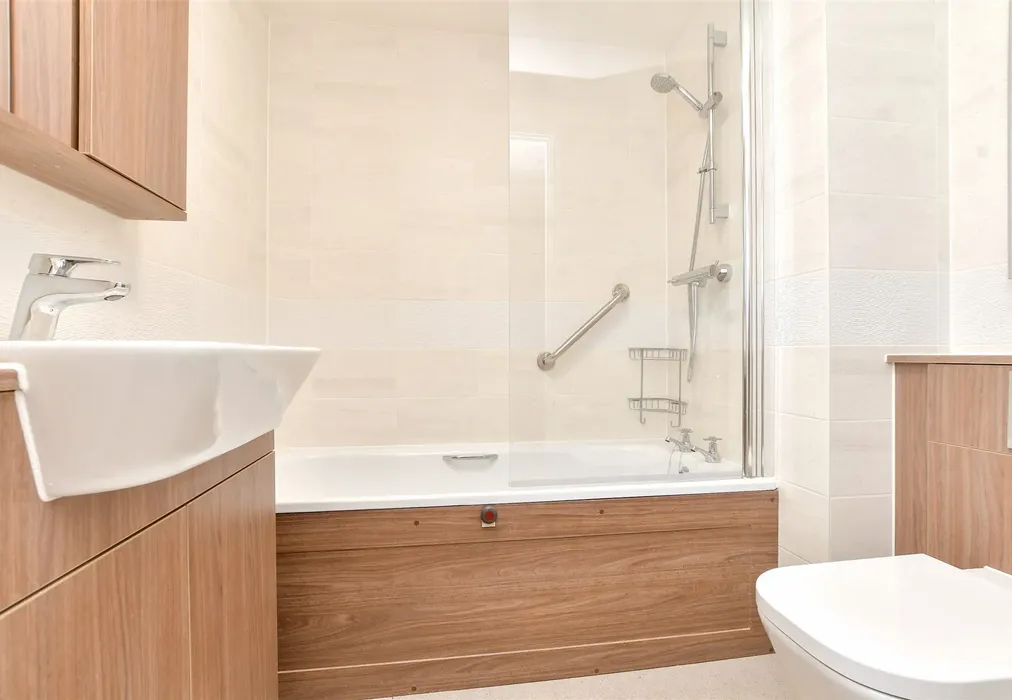 Bathroom - Cheam Road, Sutton, Surrey - Wards of Kent