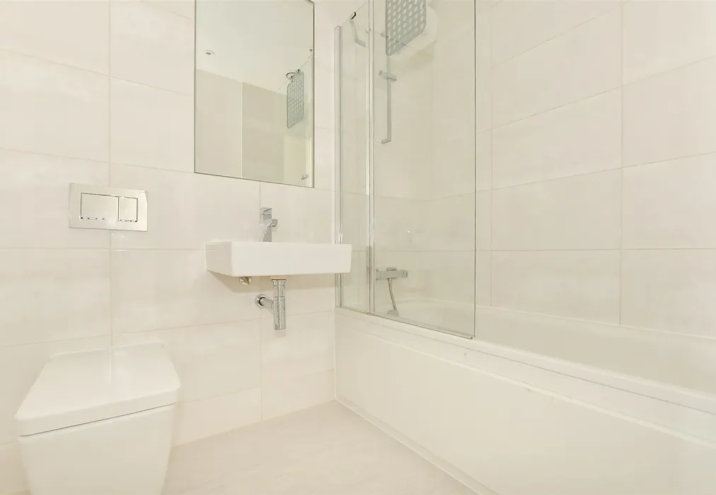 Bathroom - Twelve Acres Road, Holborough Lakes, Snodland, Kent - Wards of Kent