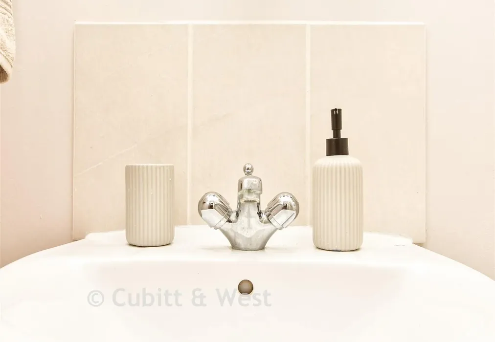 Bathroom - Burrage Road, Redhill, Surrey - Wards of Kent