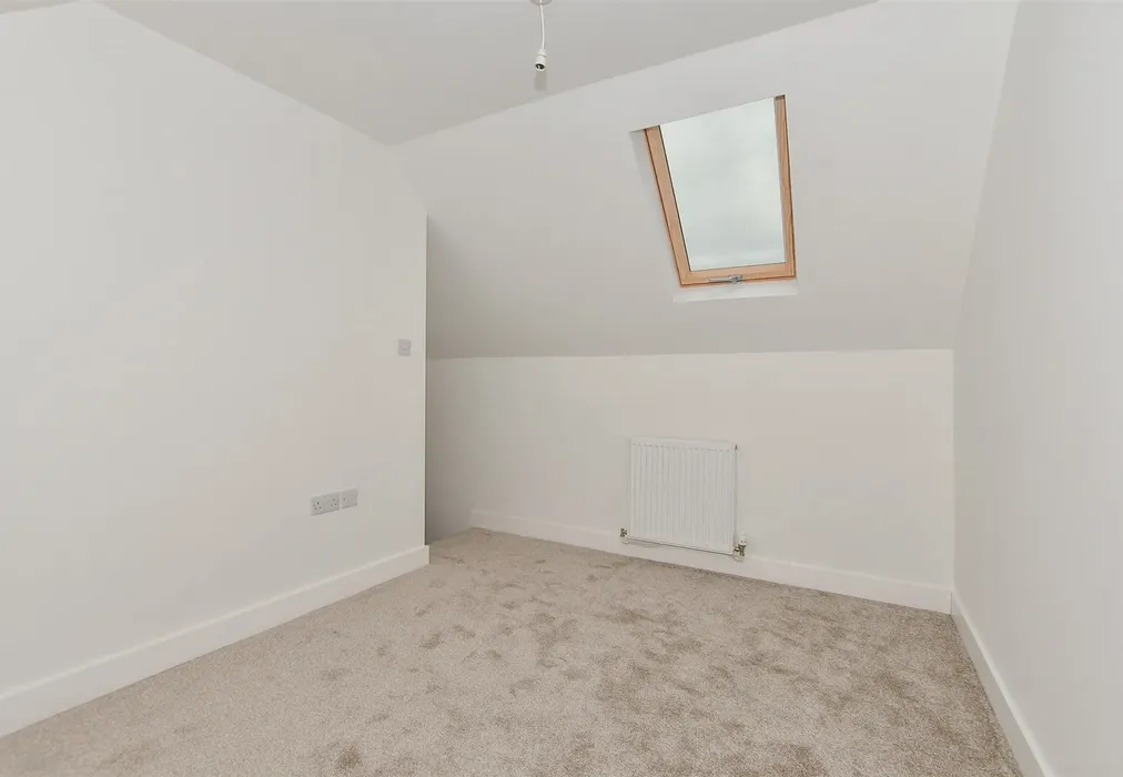 Walk-In Wardrobe - Tothill Street, Minster, Ramsgate, Kent - Wards of Kent