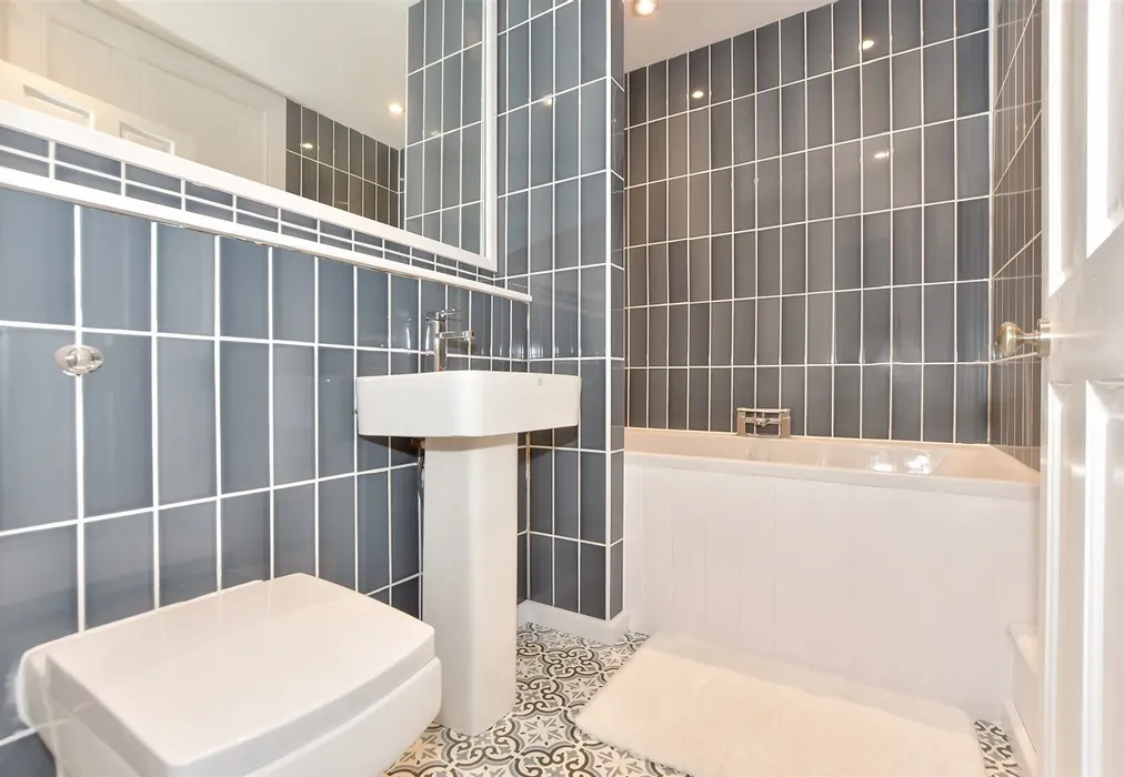 Bathroom - Tothill Street, Minster, Ramsgate, Kent - Wards of Kent