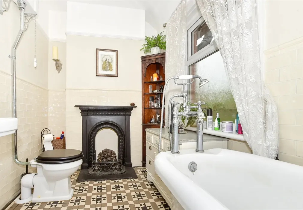 Bathroom - London Road, Pyecombe, East Sussex - Wards of Kent