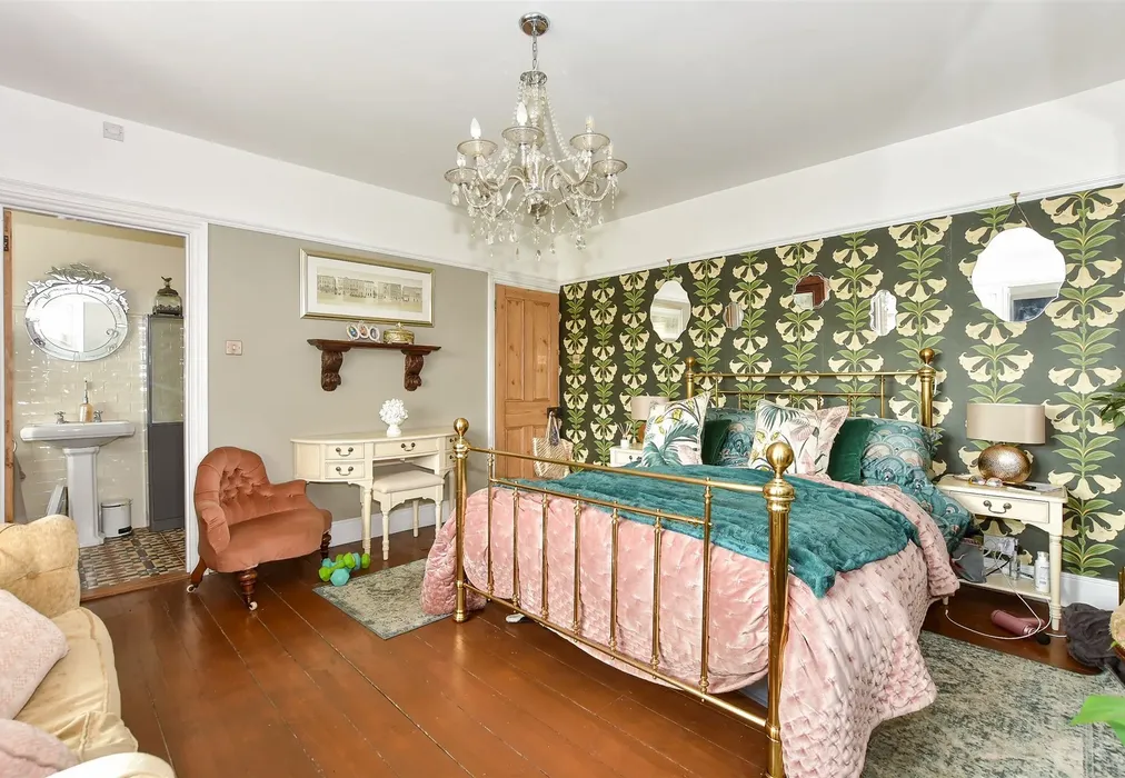 Bedroom 1 - London Road, Pyecombe, East Sussex - Wards of Kent