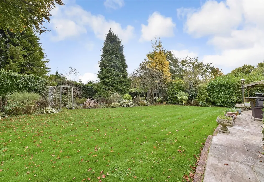 Front Garden - London Road, Pyecombe, East Sussex - Wards of Kent