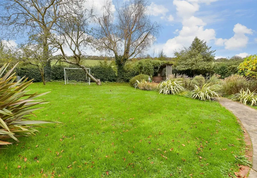 Rear Garden - London Road, Pyecombe, East Sussex - Wards of Kent