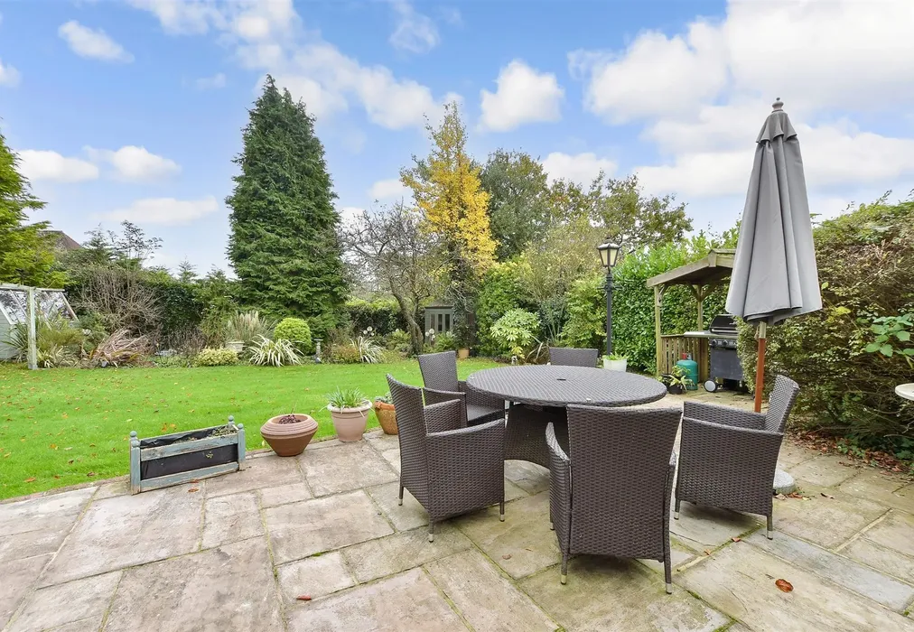 Front Garden - London Road, Pyecombe, East Sussex - Wards of Kent