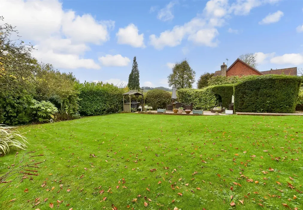 Front Garden - London Road, Pyecombe, East Sussex - Wards of Kent
