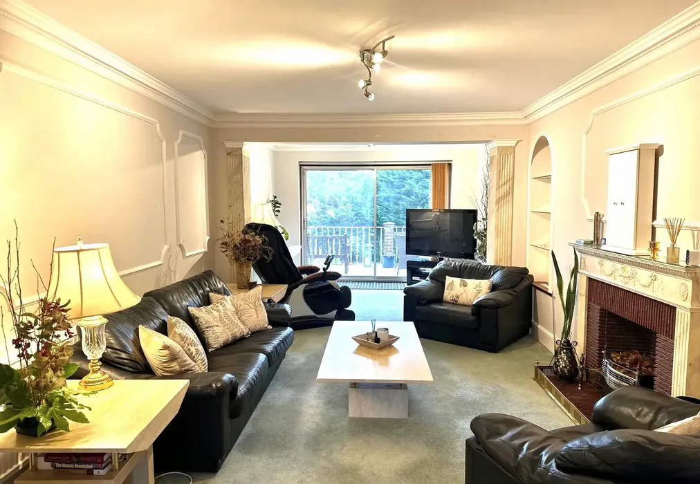 Lounge Shot - Stradbroke Drive, Chigwell, Essex - Wards of Kent