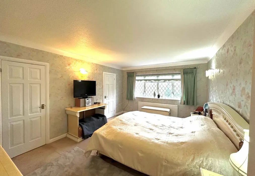 Bedroom 1 - Stradbroke Drive, Chigwell, Essex - Wards of Kent