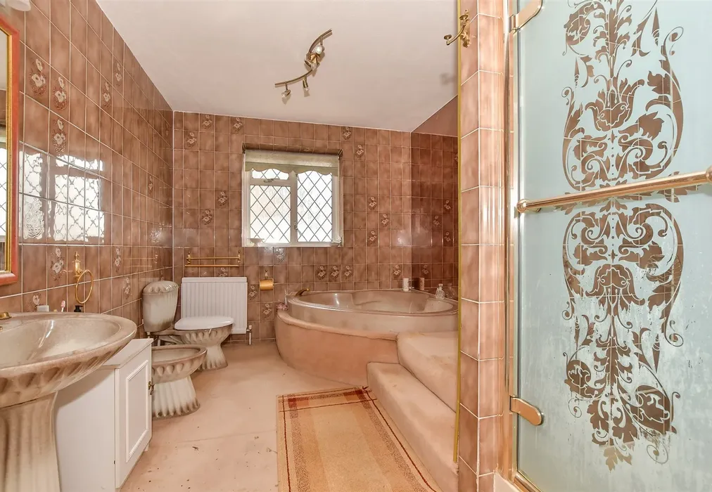 En-Suite - Stradbroke Drive, Chigwell, Essex - Wards of Kent