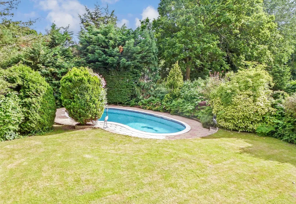 Pool - Stradbroke Drive, Chigwell, Essex - Wards of Kent