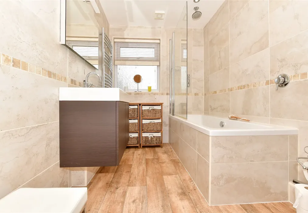 Bathroom - Slaney Road, Staplehurst, Tonbridge, Kent - Wards of Kent