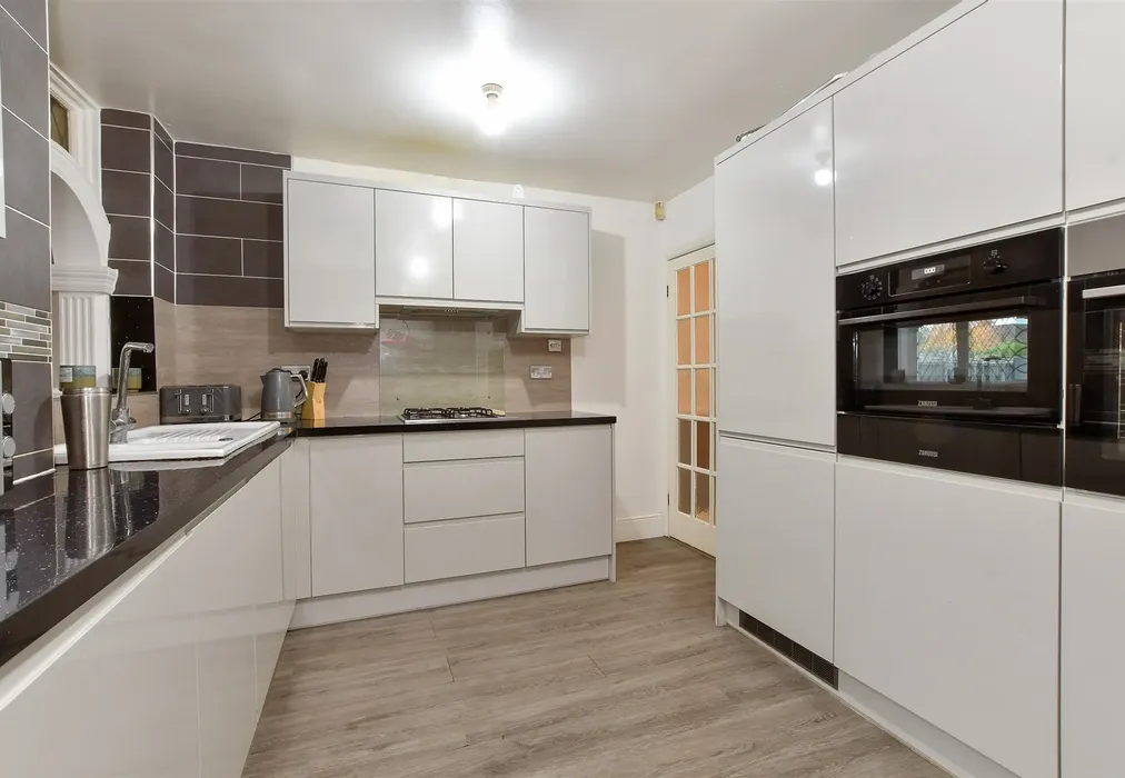 Kitchen - Dunspring Lane, Clayhall, Ilford, Essex - Wards of Kent