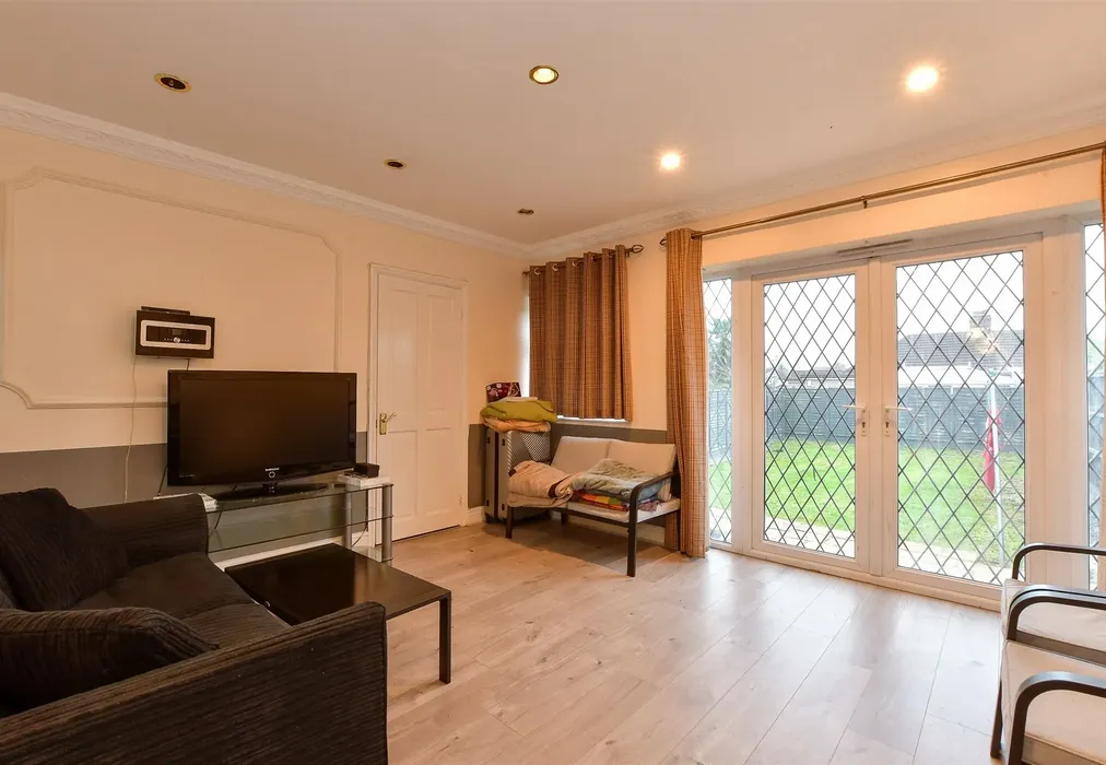 Family Room - Dunspring Lane, Clayhall, Ilford, Essex - Wards of Kent