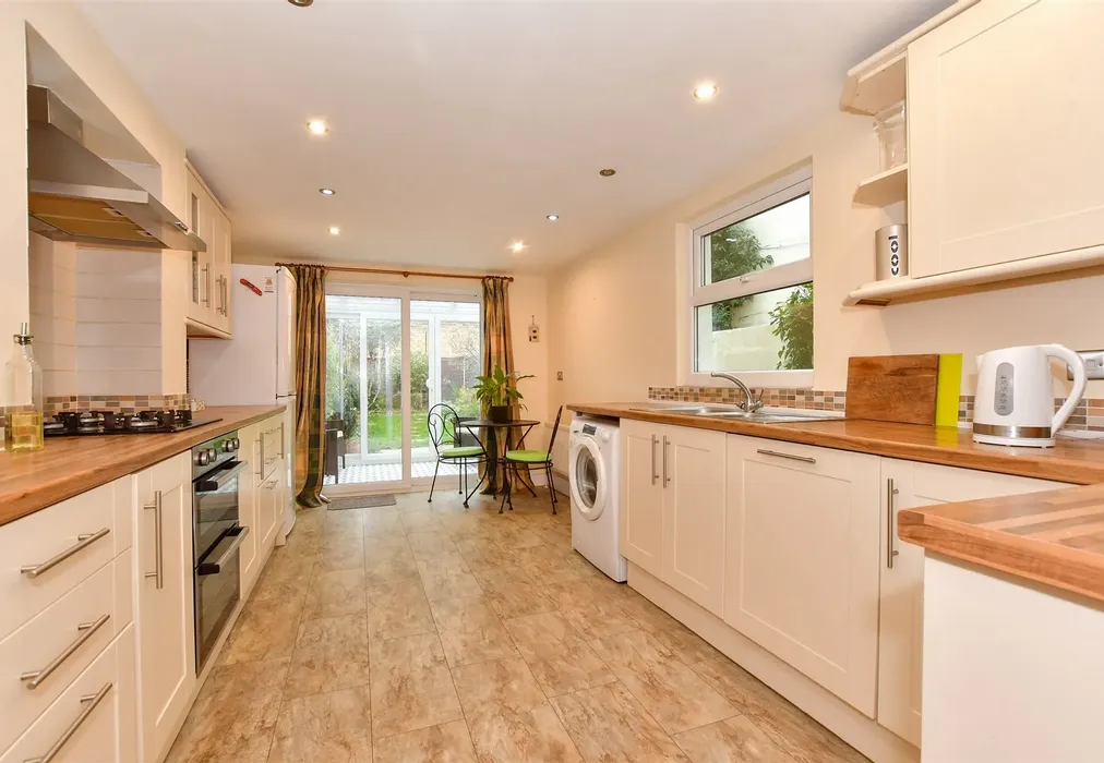 Kitchen - Blenheim Road, Deal, Kent - Wards of Kent