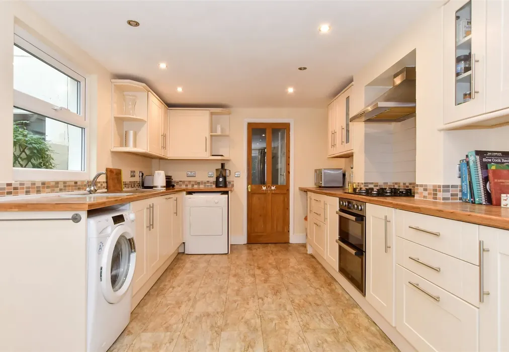 Kitchen - Blenheim Road, Deal, Kent - Wards of Kent