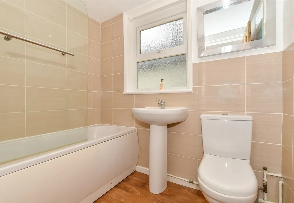 Bathroom - Blenheim Road, Deal, Kent - Wards of Kent