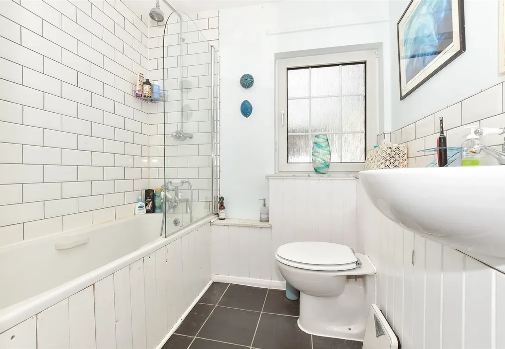 Bathroom - Tibbs Court Lane, Matfield, Tonbridge, Kent - Wards of Kent