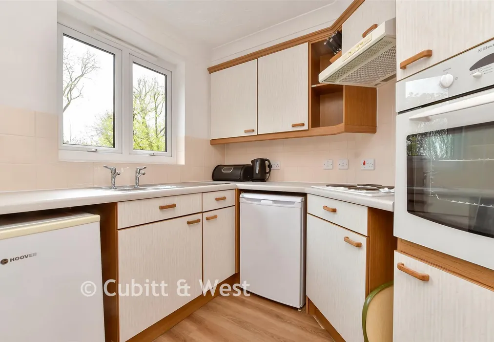 Kitchen - South Street, Epsom, Surrey - Wards of Kent