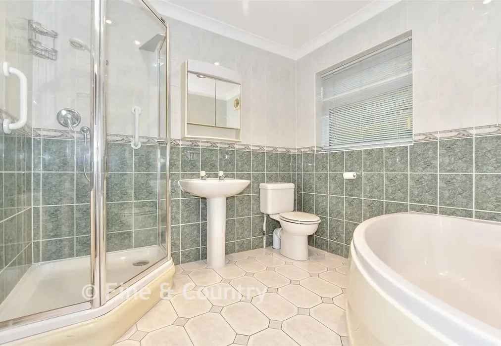 En-Suite Bathroom - Vicarage Street, St. Peters, Broadstairs, Kent - Wards of Kent