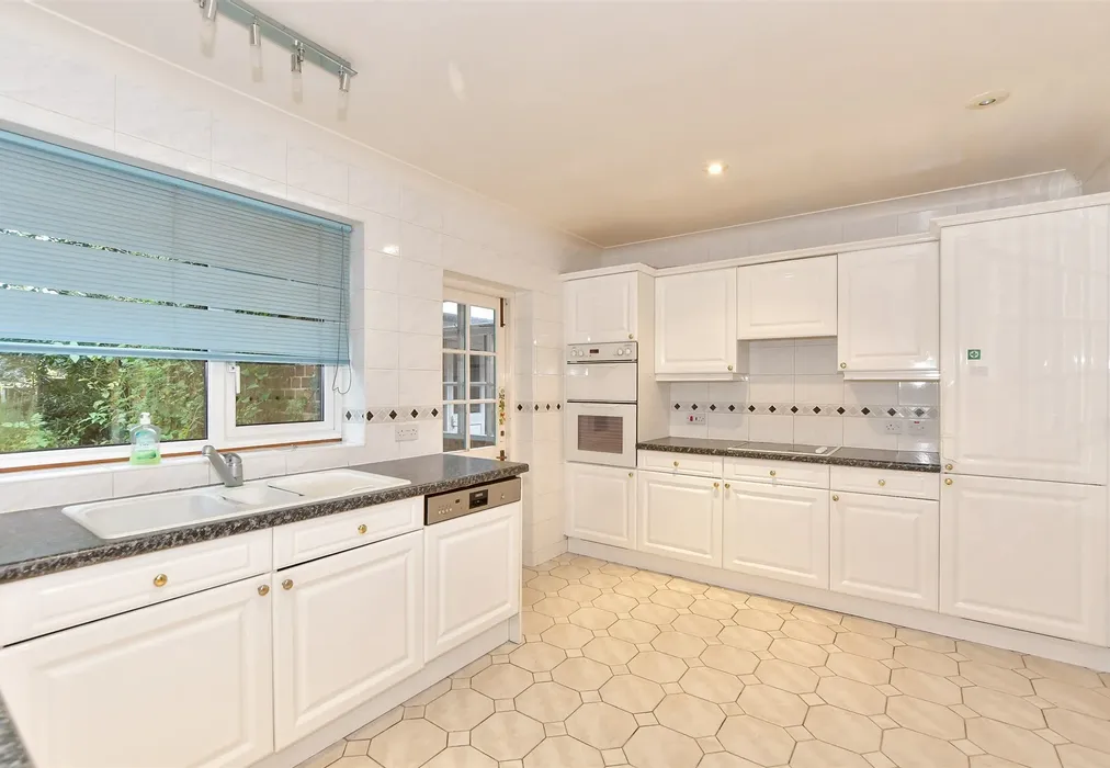 Kitchen - Vicarage Street, St. Peters, Broadstairs, Kent - Wards of Kent