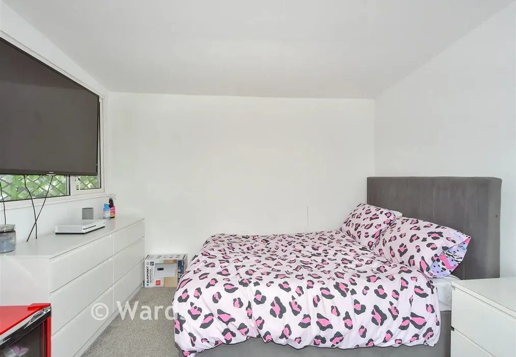 Room 1 - Lonsdale Drive, Rainham, Gillingham, Kent - Wards of Kent