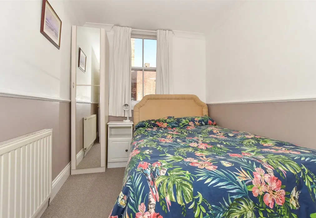 Bedroom 2 - Harbour Parade, Ramsgate, Kent - Wards of Kent