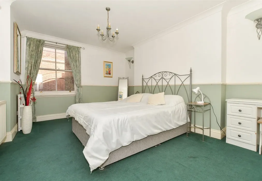 Bedroom 1 - Harbour Parade, Ramsgate, Kent - Wards of Kent