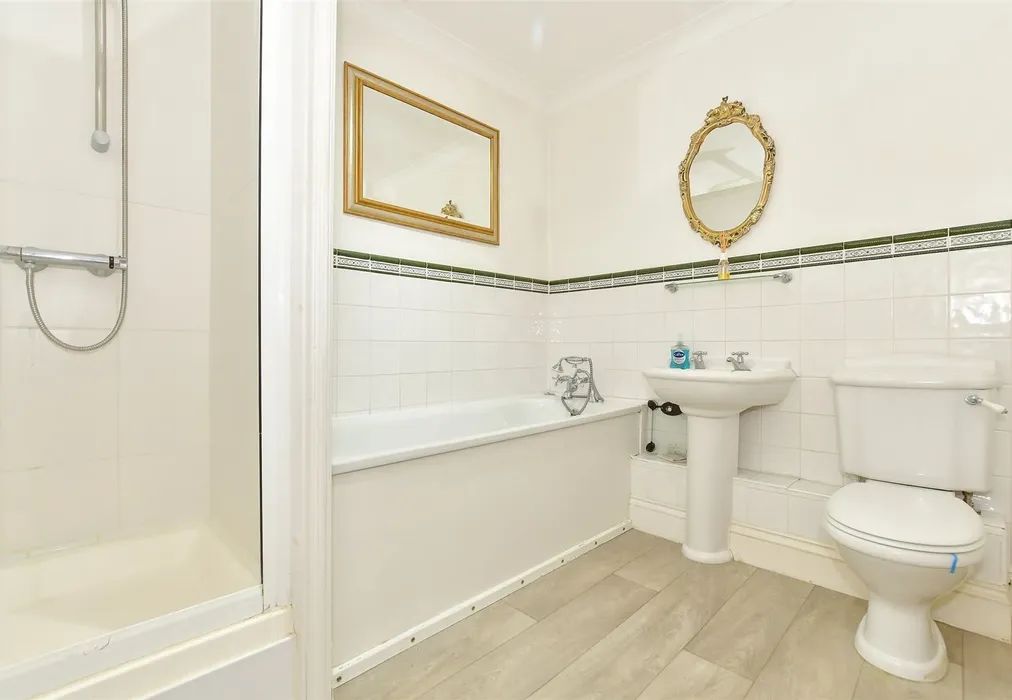 Bathroom - Harbour Parade, Ramsgate, Kent - Wards of Kent