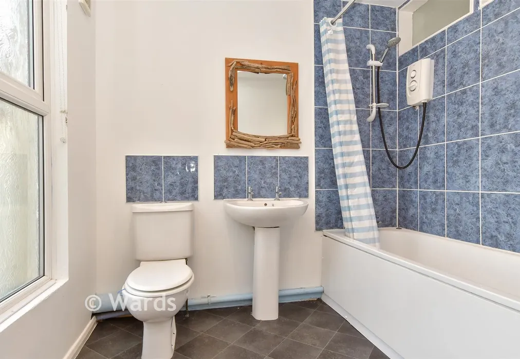 Bathroom - Rochester Avenue, Rochester, Kent - Wards of Kent