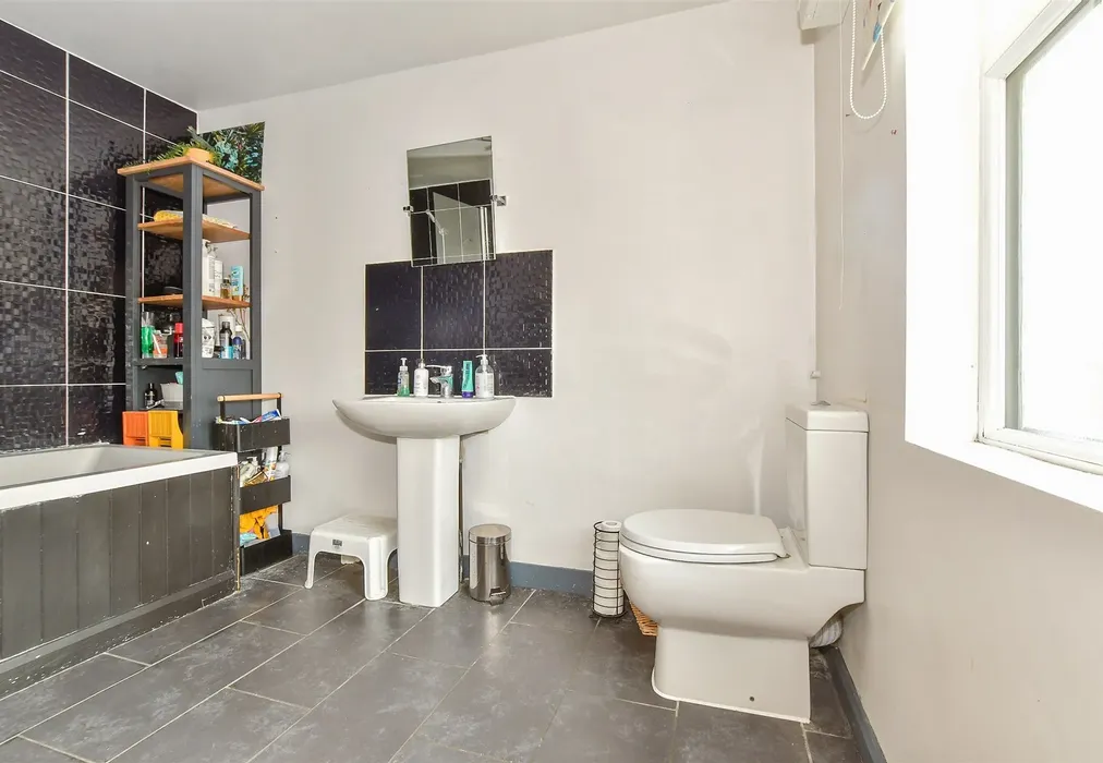 Bathroom - Priory Road, Tonbridge, Kent - Wards of Kent