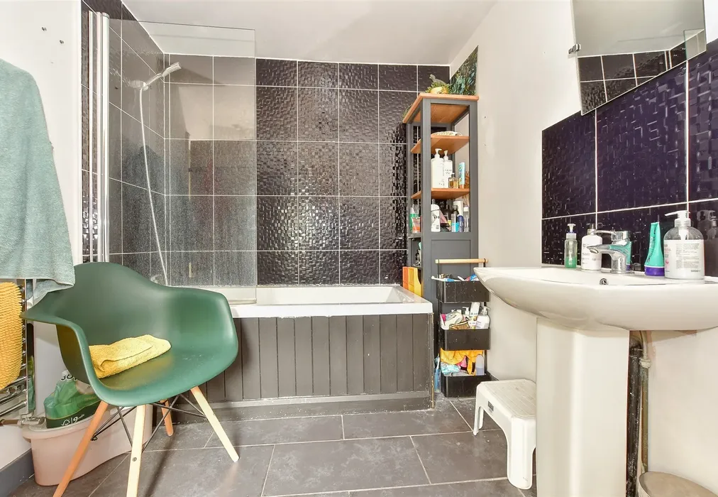 Bathroom - Priory Road, Tonbridge, Kent - Wards of Kent
