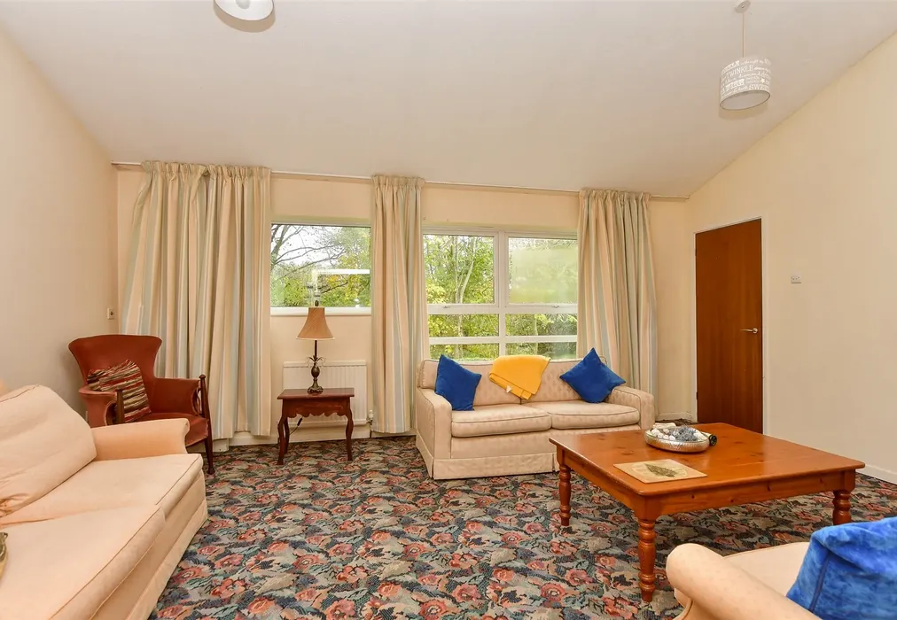 Lounge - Lambardes, New Ash Green, Longfield, Kent - Wards of Kent