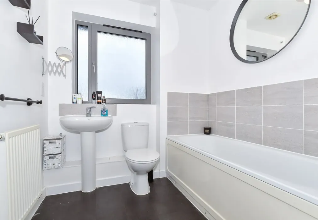 Bathroom - The Farrows, Maidstone, Kent - Wards of Kent